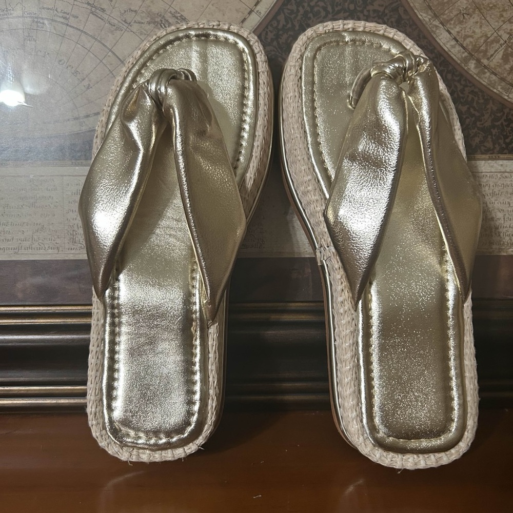 Women’s Bow Toe Sandals • Gold • Size 6